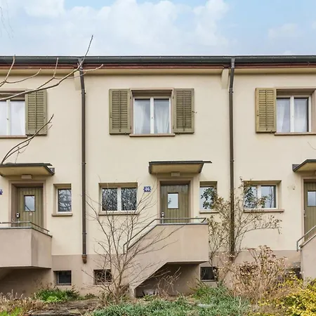 Suburban Bliss: Charming 2-story Terrace House Apartament *